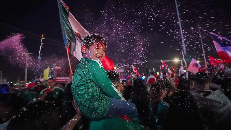 Celebración en la Justo Sierra tras victoria contra Chequia